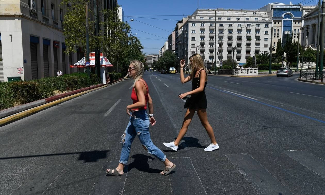 Πόλη «φάντασμα» η Αθήνα – Φεύγουν και οι τελευταίοι εκδρομείς του Δεκαπενταύγουστου – Απίστευτες εικόνες
